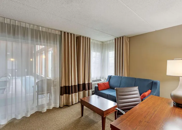 Comfort Inn & Suites Jackson - West Bend